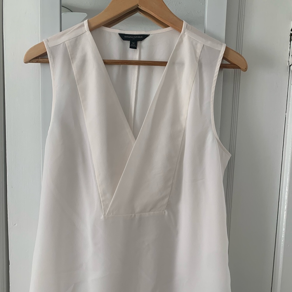 Banana Republic sleeveless blouse. Cream/White